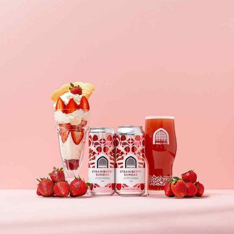 2 latas de Vaut City Strawberry Sundae 44cl + copo cerveja + copo de morangos com natas e morangos frescos