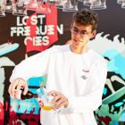 Alexander de laet serve Duvel no copo Lost frequencies